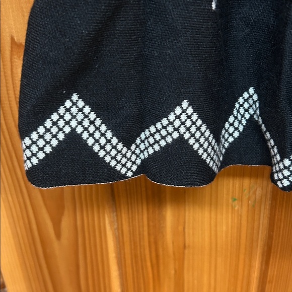 Elegant Black and White Knit Skirt - Picture 2 of 6